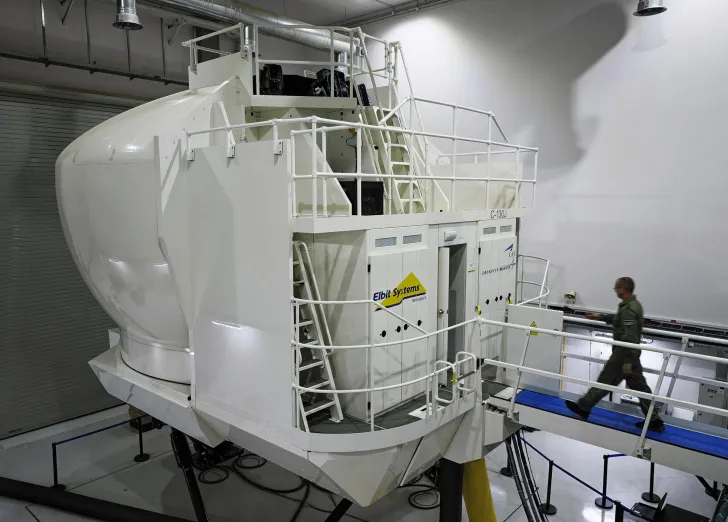 Tactical airlift simulator